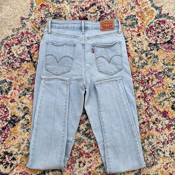 Levi light wash high-rise Jeans - Picture 5 of 5